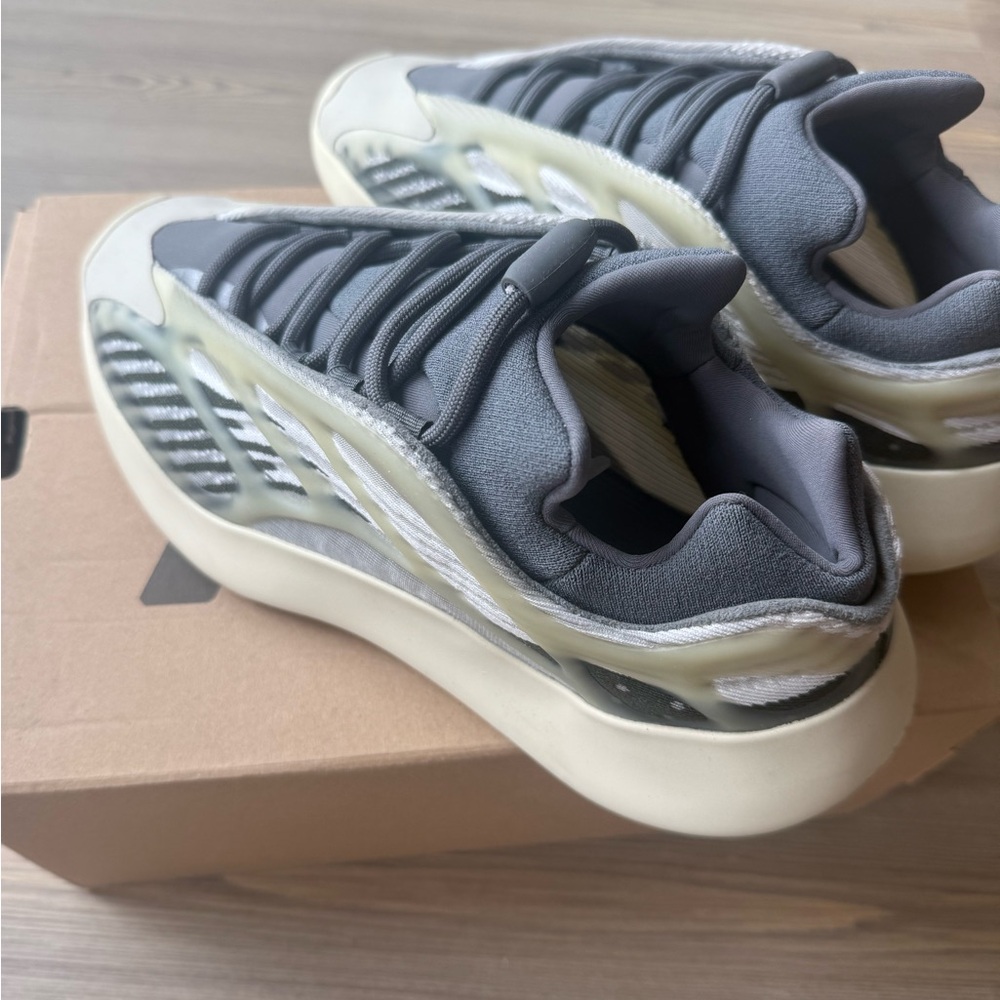 Yeezy 700 v3 fadsalt size 9